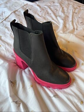 Sorel Black Chelsea Boots with Pink Platform Heel- like new!!